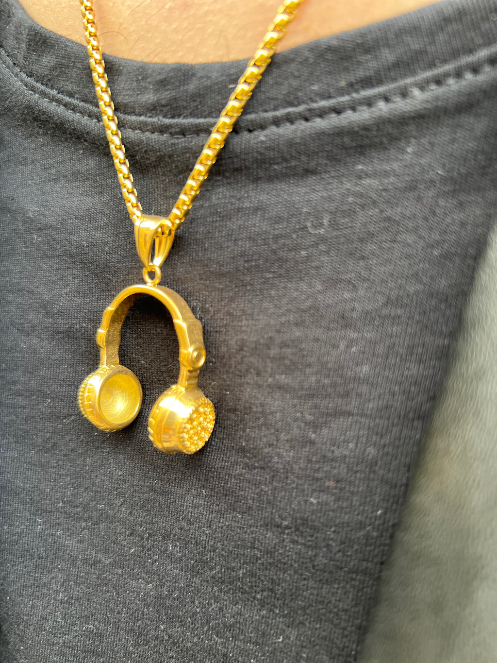 Collana con cuffie dorate