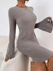 Vestito con manica a ventaglio e perle