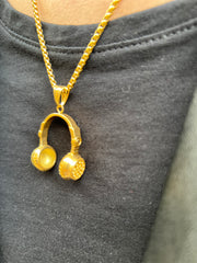 Collana con cuffie dorate